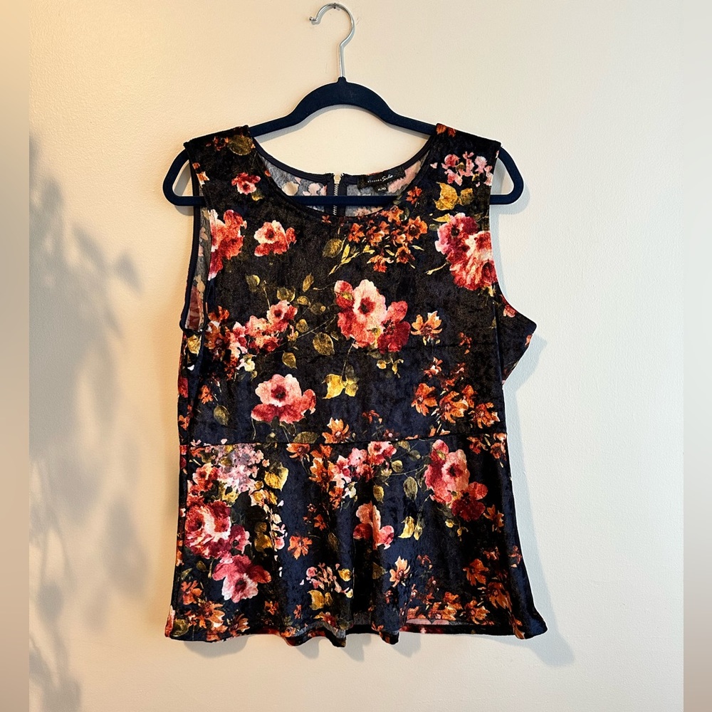 Floral velvet top